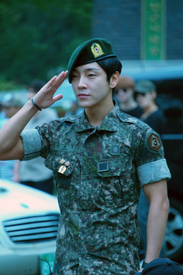 超新星ユナク、除隊式に1,500人余りの韓国内外のファン出迎え＜韓国JPICTURES＞（6枚目）