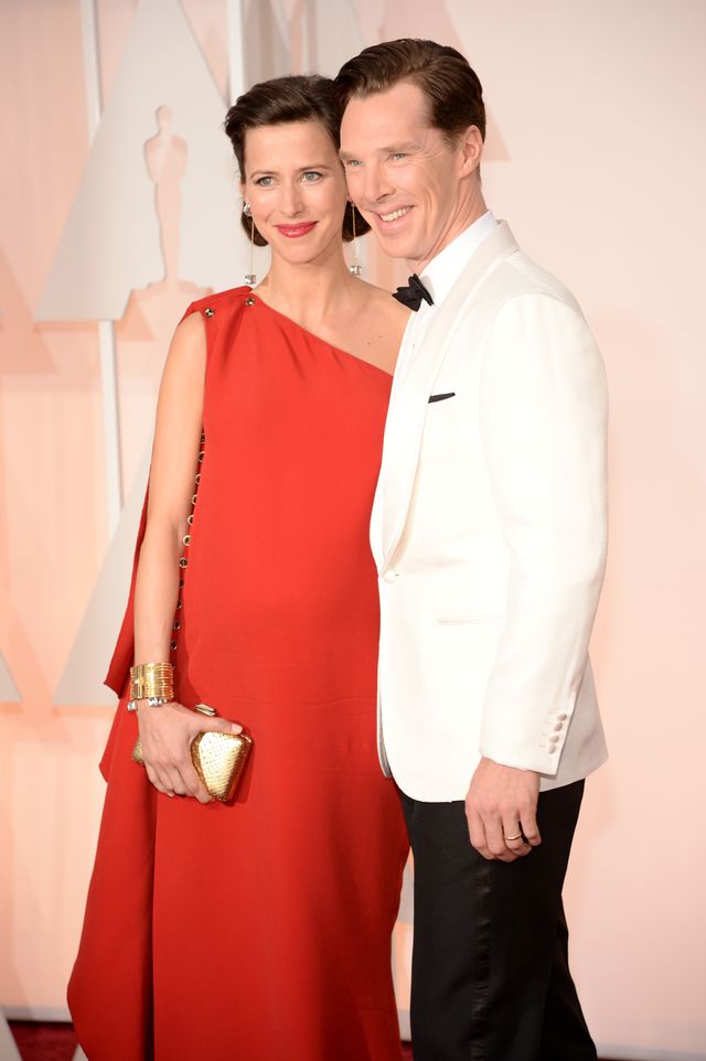 新婚のカンバーバッチが妻と手をつないで華やかにウォーキング！：フォトギャラリー