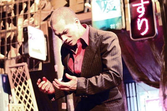 市原隼人が成海璃子をギュッと抱きしめ…『極道大戦争』フォトギャラリー（3枚目）