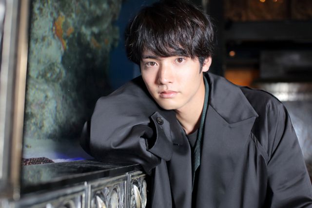 クールな魅力も！赤楚衛二撮りおろしインタビューカット＜6枚＞：フォトギャラリー