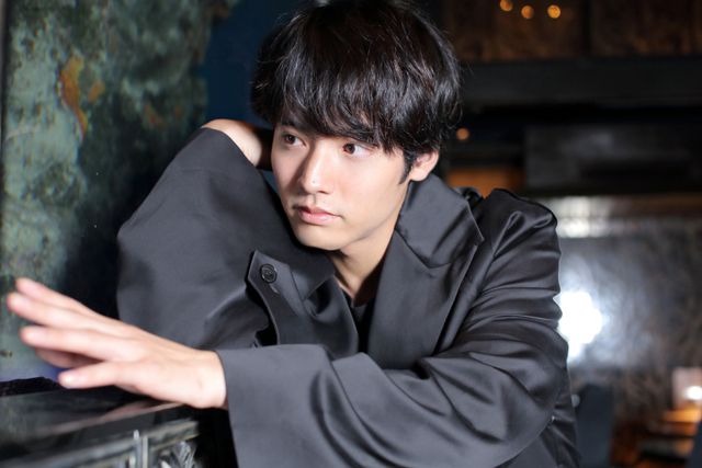 クールな魅力も！赤楚衛二撮りおろしインタビューカット＜6枚＞（2枚目）