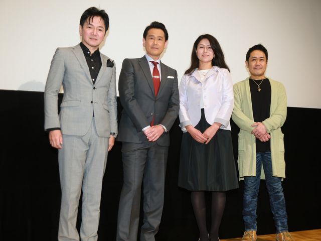 『邂逅』初日舞台あいさつが行われ（左から）ジャッキー・ウー監督、野村宏伸、荒井乃梨子、天川真澄が出席した