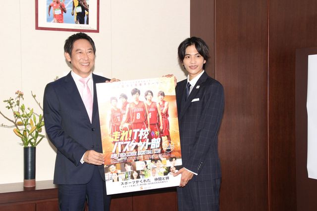 志尊淳のスーツ姿！『走れ！T校バスケット部』スポーツ庁表敬訪問：フォトギャラリー