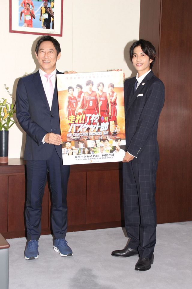 志尊淳のスーツ姿！『走れ！T校バスケット部』スポーツ庁表敬訪問（2枚目）