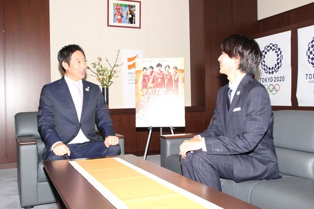 志尊淳のスーツ姿！『走れ！T校バスケット部』スポーツ庁表敬訪問（4枚目）