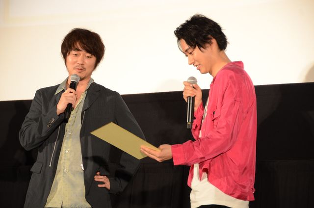 山崎賢人　撮影で空中に吊られて「ハーネスの食い込み」に苦労　画像ギャラリー（10枚目）