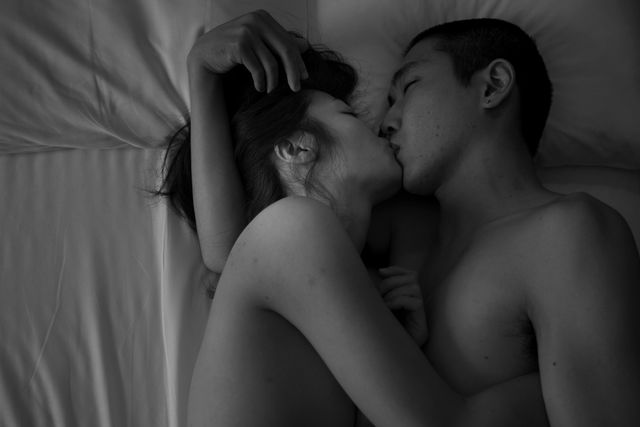 【7枚】激しく求め合う元恋人同士…『火口のふたり』：フォトギャラリー