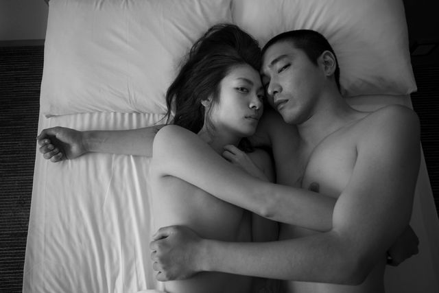 【7枚】激しく求め合う元恋人同士…『火口のふたり』（2枚目）