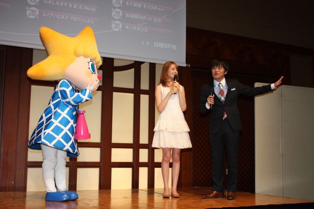 桜庭ななみが「今年の顔」に！「2012年ヒット商品ベスト30」発表会フォトギャラリー（5枚目）