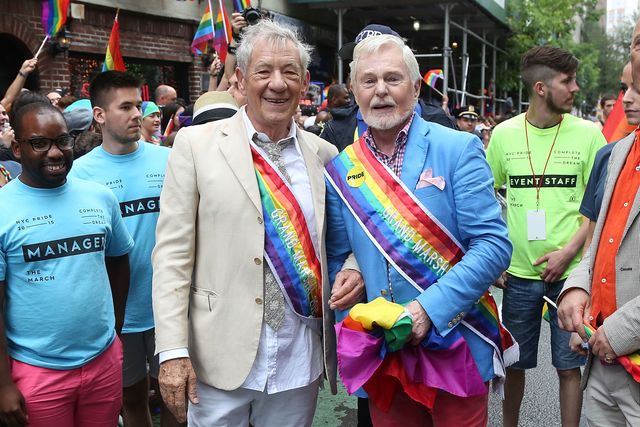 写真はニューヨークのゲイ・プライド・パレードに参加したイアン・マッケランとデレク・ジャコビ