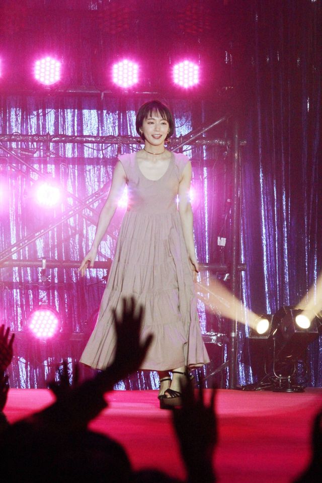 吉岡里帆かわいすぎ！ピンクの大人っぽいシフォンワンピで登場（3枚目）