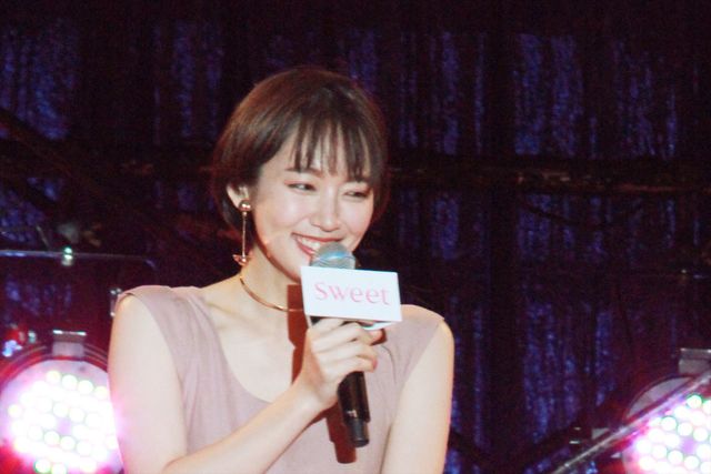 吉岡里帆かわいすぎ！ピンクの大人っぽいシフォンワンピで登場（4枚目）