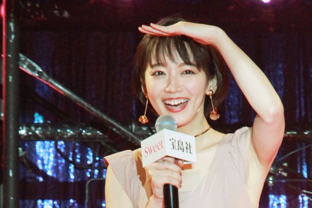 吉岡里帆かわいすぎ！ピンクの大人っぽいシフォンワンピで登場（5枚目）