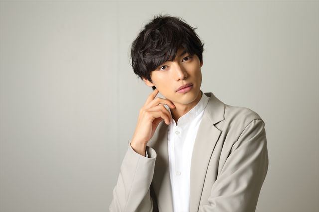 福士蒼汰、クールな表情からにっこり笑顔まで！＜インタビューカット集＞：フォトギャラリー