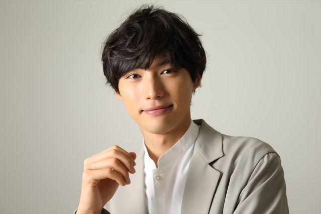 福士蒼汰、クールな表情からにっこり笑顔まで！＜インタビューカット集＞（2枚目）