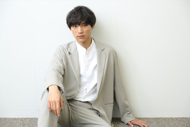 福士蒼汰、クールな表情からにっこり笑顔まで！＜インタビューカット集＞（3枚目）