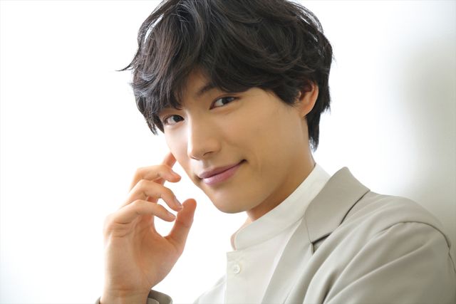 福士蒼汰、クールな表情からにっこり笑顔まで！＜インタビューカット集＞（4枚目）