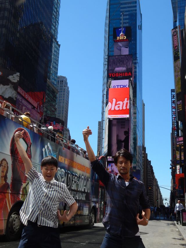 ニューヨークの名所で「わき毛ボーボー、自由の女神！」フォトギャラリー（2枚目）