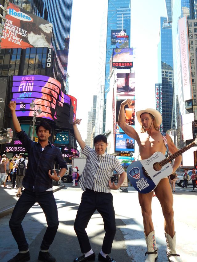 ニューヨークの名所で「わき毛ボーボー、自由の女神！」フォトギャラリー（3枚目）