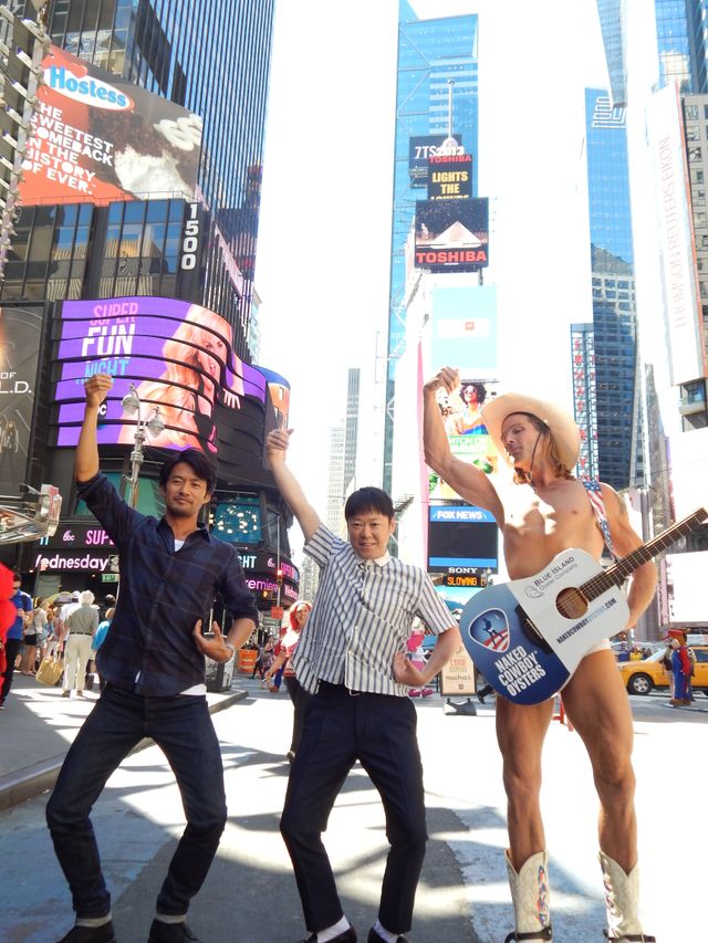 ニューヨークの名所で「わき毛ボーボー、自由の女神！」フォトギャラリー（4枚目）