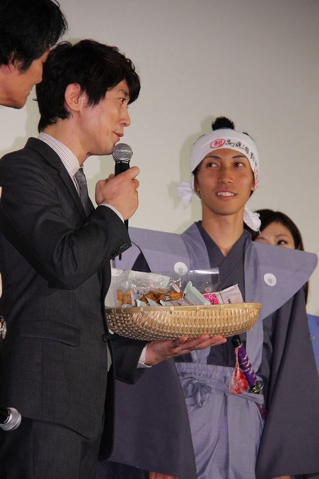 深キョンがセクシードレスで来場！映画『超高速!参勤交代』初日舞台あいさつフォトギャラリー（16枚目）