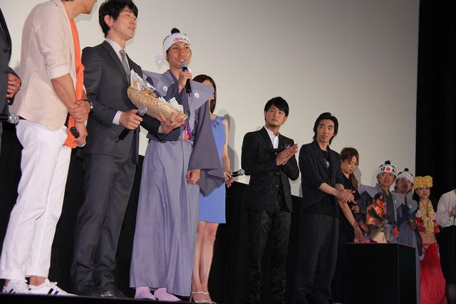 深キョンがセクシードレスで来場！映画『超高速!参勤交代』初日舞台あいさつフォトギャラリー（17枚目）