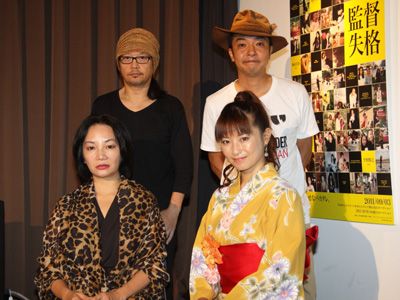 後列左から、東良美季、平野勝之監督　前列左から岩井志麻子、小室友里
