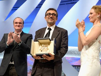 クエンティン・タランティーノ、ユマ・サーマンから最高賞を受けたヌリ・ビルゲ・ジェイラン監督（中央）