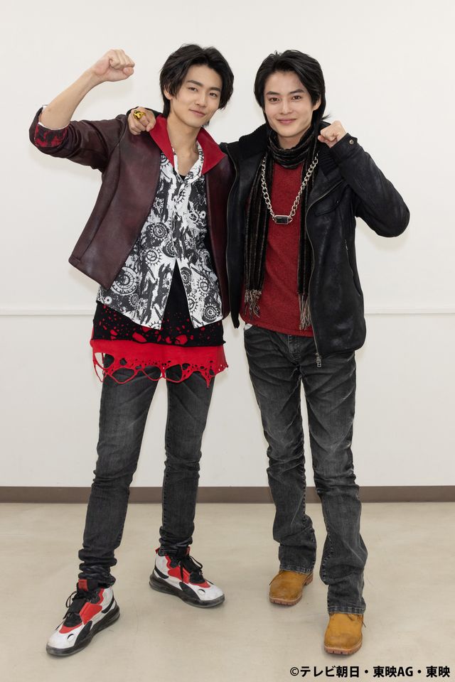 「ブンブンジャー」大也から「ゴジュウジャー」吠へバトンタッチ！井内悠陽＆冬野心央2ショット：フォトギャラリー