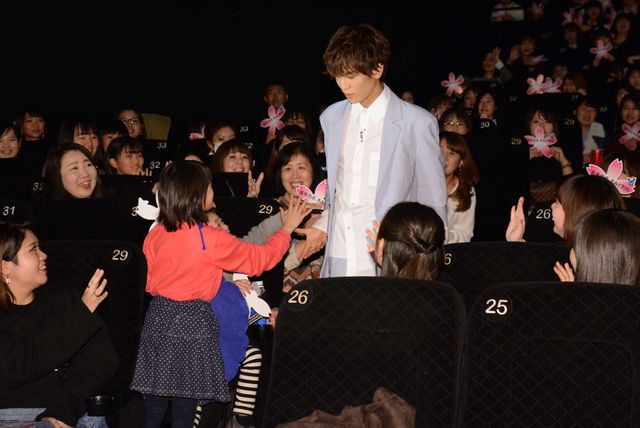 がんちゃん、共演者の土村芳と登壇（2枚目）