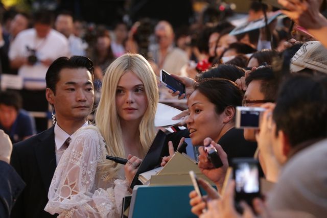 来日中のアンジー＆エル・ファニングが熱心にファンサービス！フォトギャラリー：フォトギャラリー