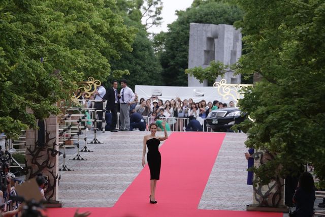 来日中のアンジー＆エル・ファニングが熱心にファンサービス！フォトギャラリー（2枚目）