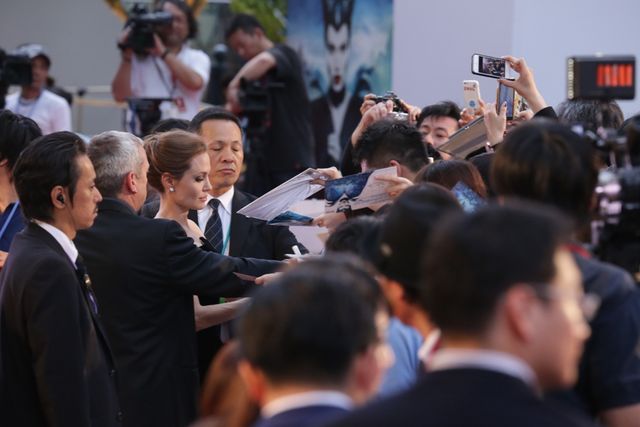 来日中のアンジー＆エル・ファニングが熱心にファンサービス！フォトギャラリー（3枚目）