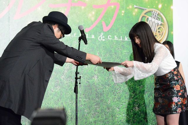 橋本環奈の美しいおみ足！映画『ハルチカ』初日舞台あいさつフォトギャラリー（8枚目）