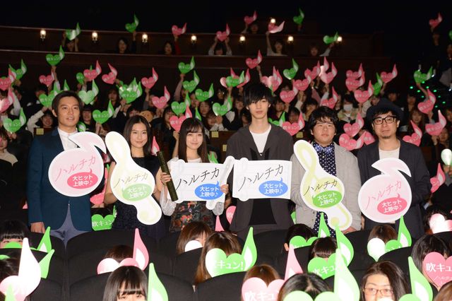 橋本環奈の美しいおみ足！映画『ハルチカ』初日舞台あいさつフォトギャラリー（11枚目）