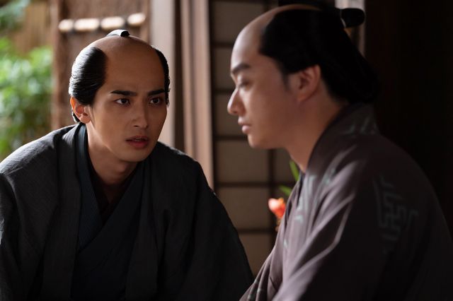 第43回より修羅場の蔦重(横浜流星)と歌麿(染谷将太)