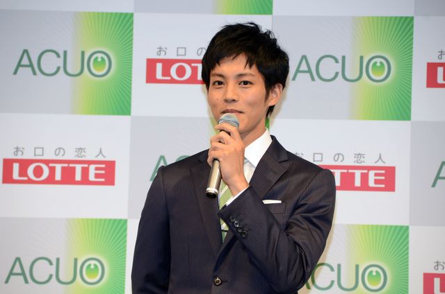 松坂桃李、マテンロウを相手にキスシーンを再現!?フォトギャラリー：フォトギャラリー