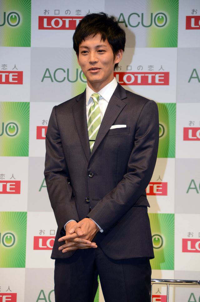 松坂桃李、マテンロウを相手にキスシーンを再現!?フォトギャラリー（2枚目）