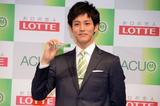 松坂桃李、マテンロウを相手にキスシーンを再現!?フォトギャラリー（3枚目）