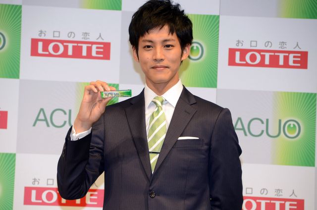 松坂桃李、マテンロウを相手にキスシーンを再現!?フォトギャラリー（4枚目）