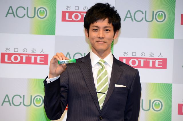 松坂桃李、マテンロウを相手にキスシーンを再現!?フォトギャラリー（5枚目）