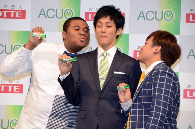 松坂桃李、マテンロウを相手にキスシーンを再現!?フォトギャラリー（7枚目）