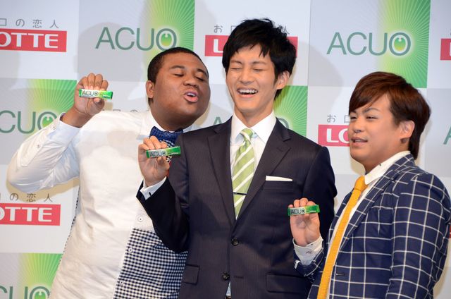 松坂桃李、マテンロウを相手にキスシーンを再現!?フォトギャラリー（8枚目）