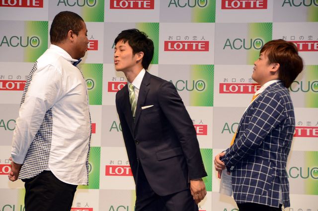 松坂桃李、マテンロウを相手にキスシーンを再現!?フォトギャラリー（11枚目）