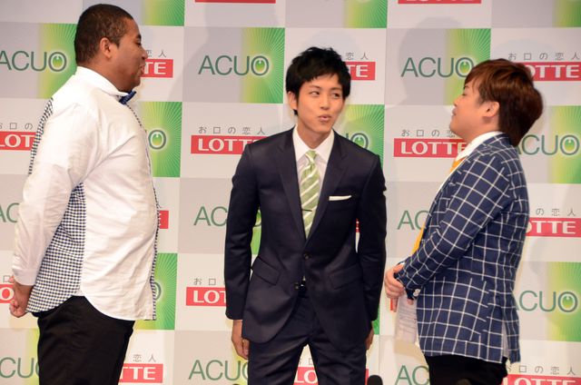 松坂桃李、マテンロウを相手にキスシーンを再現!?フォトギャラリー（12枚目）