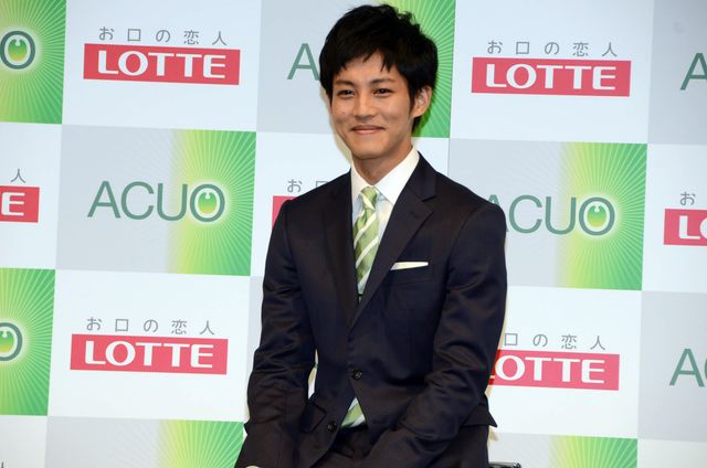 松坂桃李、マテンロウを相手にキスシーンを再現!?フォトギャラリー（13枚目）