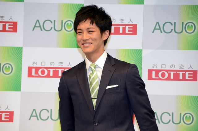 松坂桃李、マテンロウを相手にキスシーンを再現!?フォトギャラリー（14枚目）