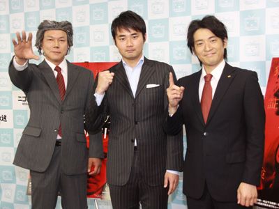 ぶっちゃけトークを繰り広げた杉村太蔵氏（中央）とザ・ニュースペーパー