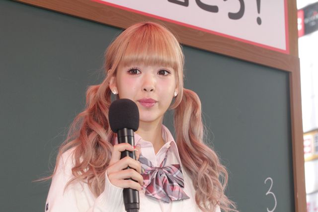 藤田ニコルの制服姿も見納め!?「“初バイト”an『渋谷で黒板に卒業メッセージを書こう』イベント」ギャラリー（2枚目）