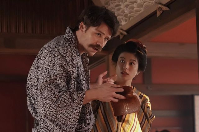 錦織（吉沢亮）はなぜかヘブンに避けられ…「ばけばけ」第5週「ワタシ、ヘブン。マツエ、モ、ヘブン。」第24回（5枚目）